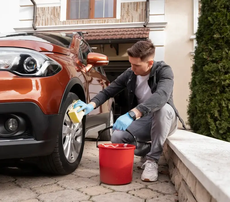 Lavage auto à domicile Rochegude : professionnel intervenant sur un véhicule